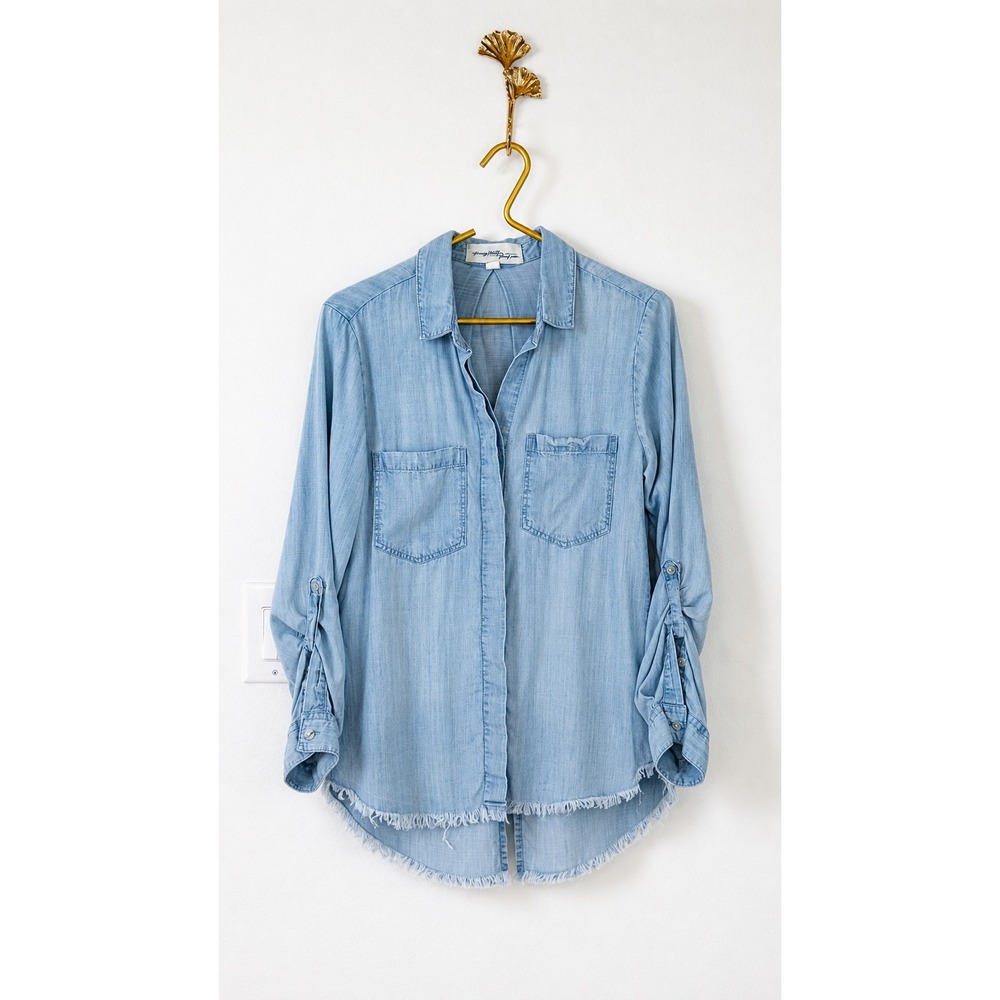 Young Hearts Run Free Light Wash Coast chambray Roll Tab Button Down Shirt Small